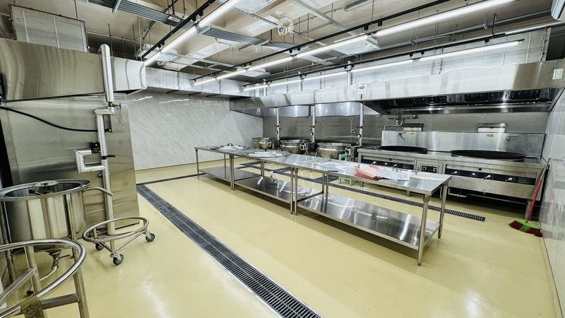 基隆市政府投入補助整建正濱國小廚房，已於115年2月完工啟用，工作區寬敞、乾淨、明亮，提升食安衛生與廚工作業環境。（基隆市政府提供）中央社記者王朝鈺傳真　115年4月28日