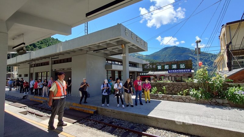 阿里山林鐵光纖工程委外廠商爆爭議，農業部林業及自然保育署阿里山林業鐵路及文化資產管理處28日表示，已督促承包商遠傳公司儘速處理其與協力廠商之履約爭議，並依約施工讓嘉義至二萬平段光纖建置工程如期如質完工。圖為林鐵奮起湖車站。中央社記者蔡智明攝　115年4月28日