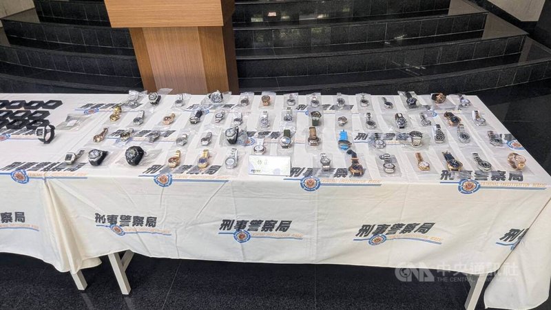 內政部警政署刑事警察局智慧財產權偵查大隊28日宣布偵破精品手錶仿冒地下工廠案，估算侵權市值超過新台幣8000萬元，全案詢後依違反商標法罪嫌移送台灣台中地方檢察署偵辦。圖為贓證物。（翻攝照片）中央社記者郝雪卿傳真　115年4月28日