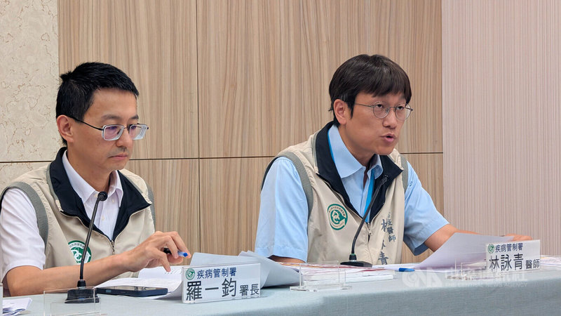 衛生福利部疾病管制署28日公布7年來首例日本境外移入麻疹個案，防疫醫師林詠青（右）說明，為中部30多歲男性4月中至日本名古屋旅遊，返國後出現發燒、咳嗽等症狀，4度就醫後確診。中央社記者曾以寧攝　115年4月28日