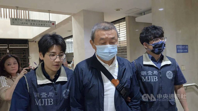 力麗集團總裁郭銓慶（中）涉及內線交易案，台北地檢署28日指揮調查局搜索，並約談郭男等6名被告到案。圖為郭銓慶晚間移送北檢複訊。中央社記者謝君臨攝　115年4月28日