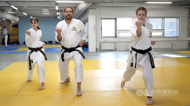 凡納莫（Vanamo）、亞尼（Jani）及歐內瓦（Onerva）。奧拉塔洛（Alatalo）一家同練空手道。中央社記者巫祈麟赫爾辛基攝　115年4月28日