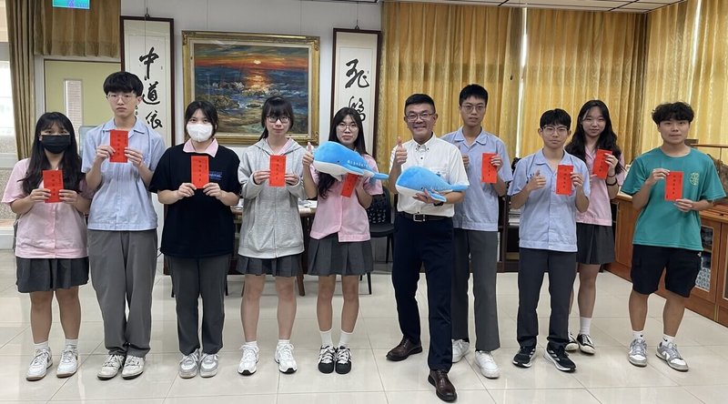 澎湖區漁會總幹事顏德福28日將「買魚頭做公益」活動所提撥的新台幣4萬3000多元，轉交給馬公高中，由校長石仲哲（右5）代表接受，並一一頒贈給準備赴台參加面試的考生。（馬公高中提供）中央社  115年4月28日