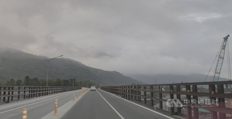 花蓮縣政府將於30日下午在光復及鳳林交界處舉行堰塞湖災害防救演練；演練期間「馬太鞍溪便橋」全線封閉管制，請民眾預先規劃行程並配合交通疏導。中央社記者李先鳳攝　115年4月28日
