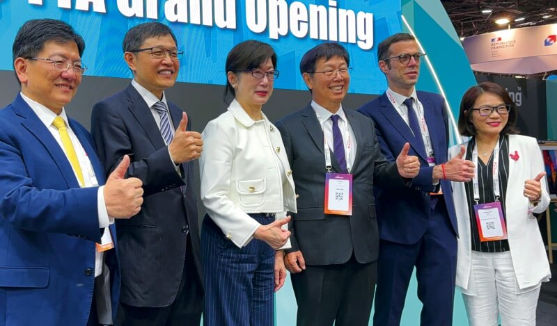 今年中宣布與法國國防工業大廠泰雷斯（Thales）合作的鴻海董事長劉揚偉（右三），6月參觀巴黎Viva Tech台灣館，與駐法代表郝培芝（左三）、法國在台協會主任龍燁（右二）等人合影。