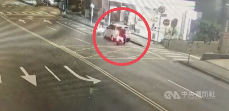 2名越南籍男子27日深夜將車輛違停在新北市新店一間超商前，員警上前盤查發現其中一人是遭地檢署發布擄人勒贖、公共危險等3案通緝，駕駛則持有毒品。（翻攝照片）中央社記者曹亞沿傳真　115年4月28日