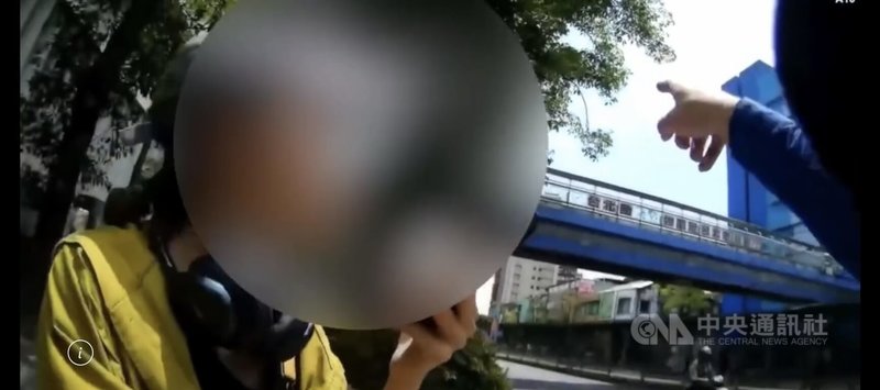 民眾在台北市水源市場旁天橋張貼「台北動物園變台北老鼠園？？」標語後，隨即有名男警到場攔查，引起網友討論。對此，北市警方28日表示，過程並未使用強制力，員警是獲報依法執行。（翻攝照片）中央社記者黃麗芸傳真　115年4月28日