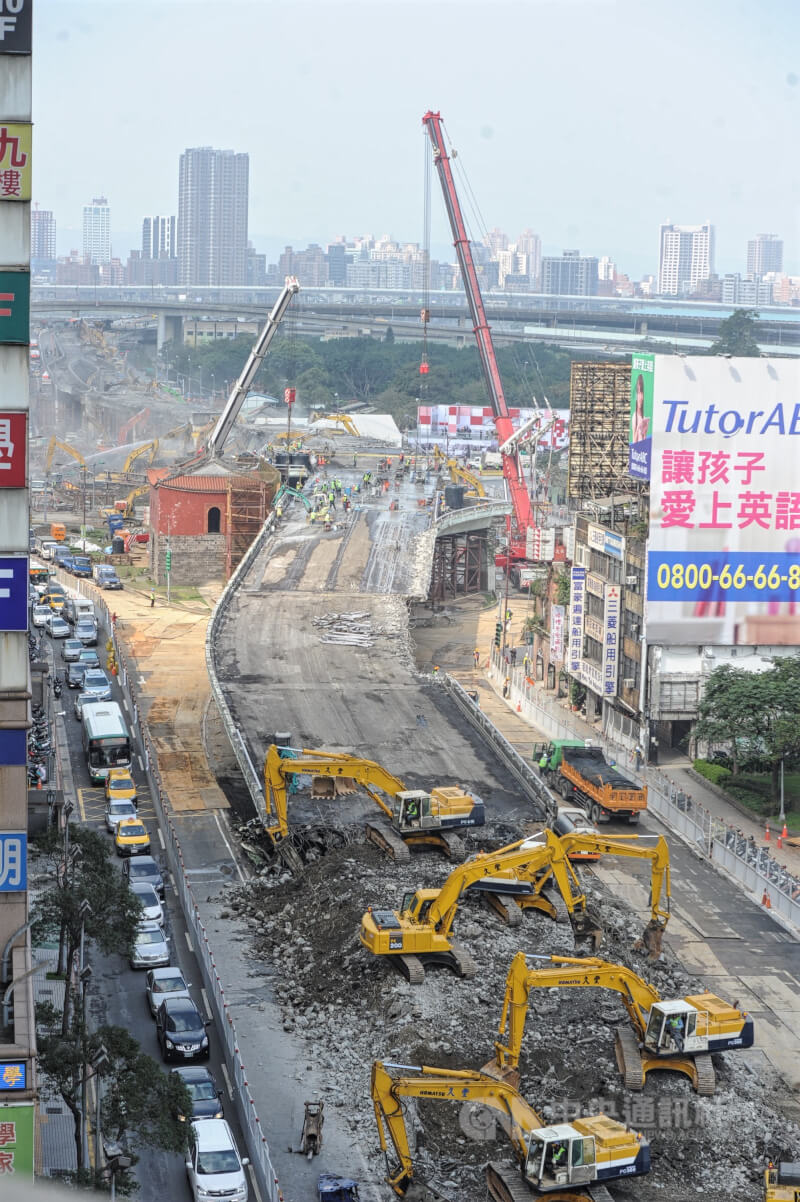 北市忠孝橋引道於2016年春節期間拆除。（中央社檔案照片）