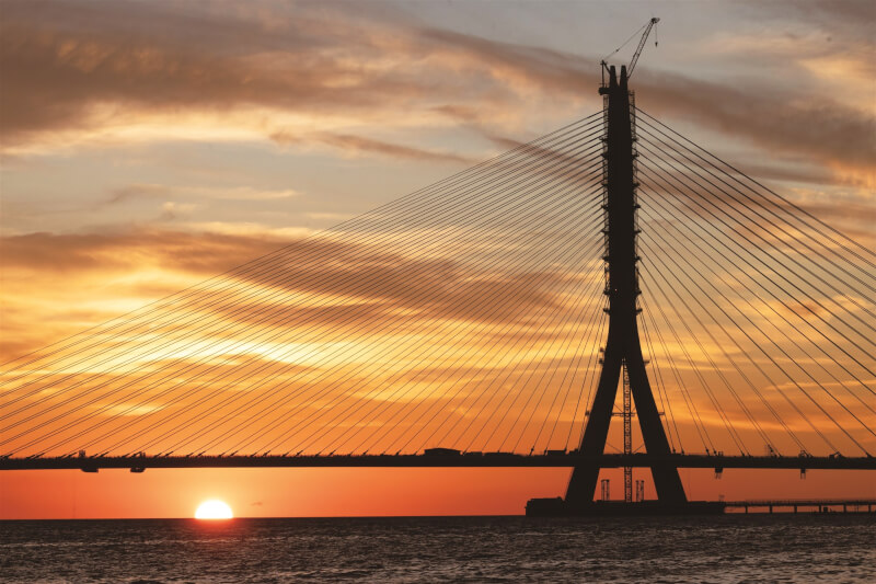 淡江大橋連結新北市淡水、八里區，橋梁之美融入淡江夕照。（趙世勳攝）