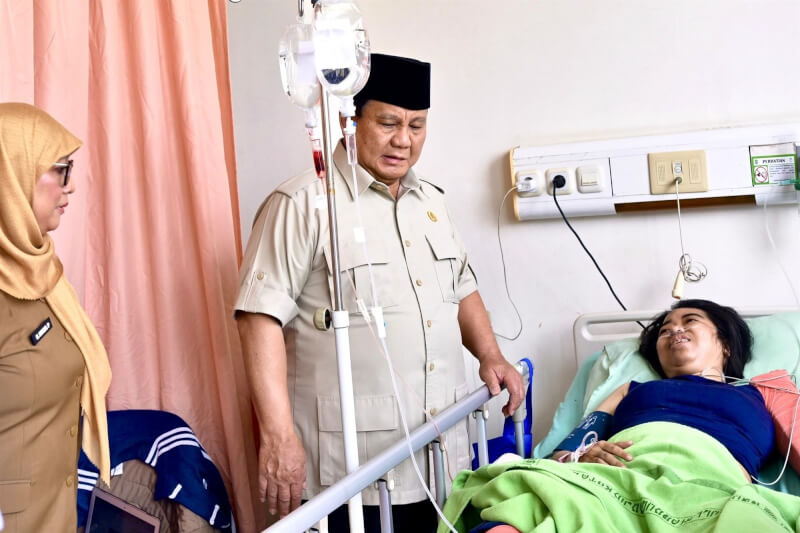 印尼總統普拉伯沃（中）28日前往醫院探視傷者。（圖取自facebook.com/PrabowoSubianto）