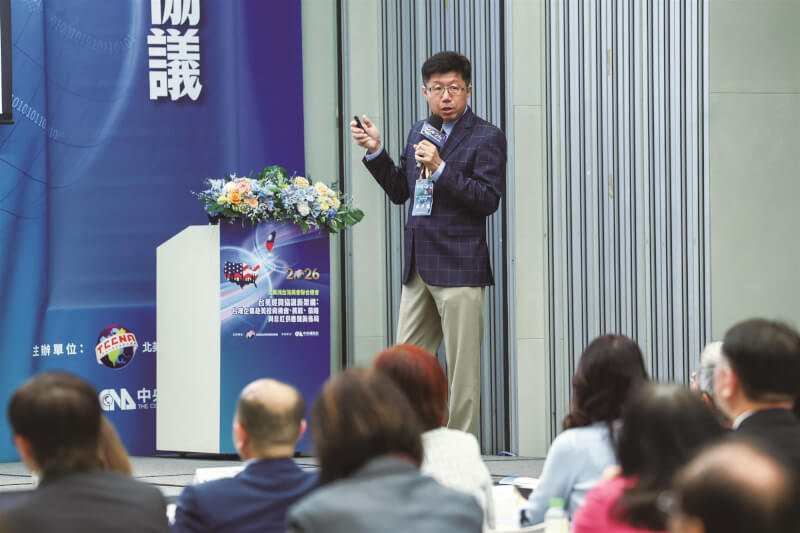 蔣序龍在論壇中演講「智慧製造與AI──掌握智慧製造趨勢，重塑產業競爭新格局」。