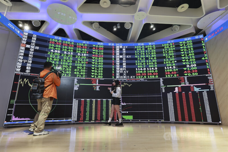 台股28日早盤隨著聯發科與台達電等權值股創新高，加權指數觸及40101.23點，隨後賣壓湧現，盤中4萬點得而復失。圖為證交所台股指數螢幕。（中央社檔案照片）