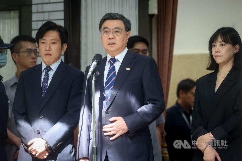 行政院長卓榮泰（中）28日在立法院院會前受訪，回應軍購特別條例議題時說，要籲請國會積極完成各項協商，讓軍購特別條例能早日通過。中央社記者王騰毅攝 115年4月28日