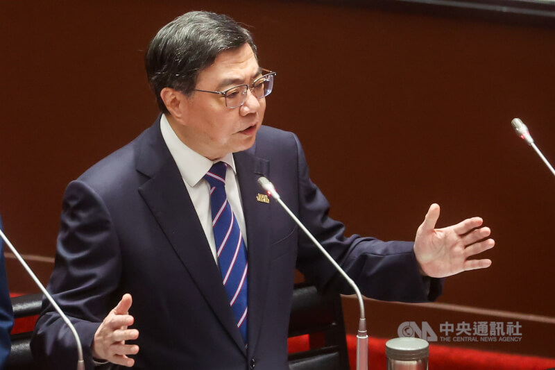 海軍退役少校呂禮詩親中言論引發爭議。行政院長卓榮泰（圖）28日在立法院受訪時說，呂禮詩違背對國家的忠誠義務、辜負人民對國軍的敬重，散布這種敵我不分的失敗主義言論，應盡快修法處理。中央社記者王騰毅攝 115年4月28日