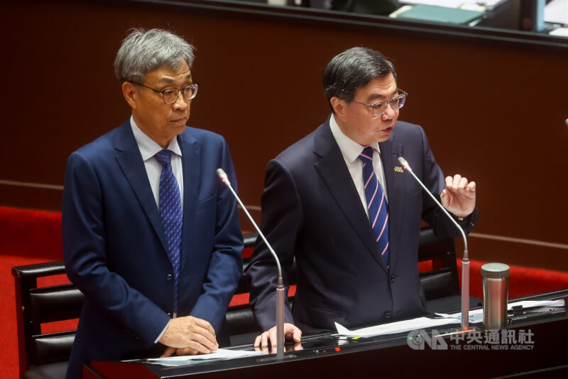 立法院會28日繼續進行施政總質詢，立委關注從美國進口的加工用馬鈴薯輸入檢疫標準，行政院長卓榮泰（右）、農業部長陳駿季（左）說明政府把關標準。中央社記者王騰毅攝  115年4月28日