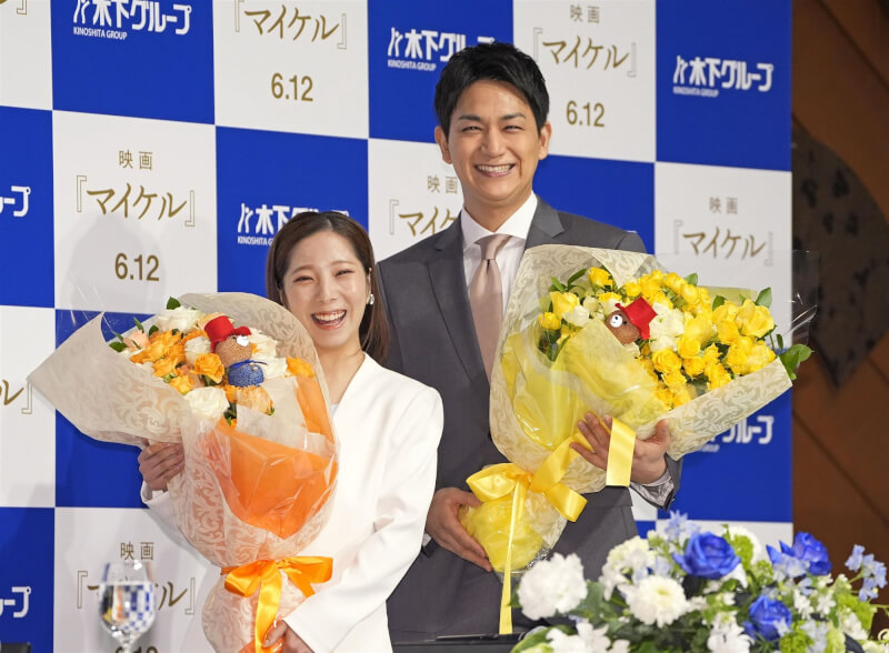 米蘭冬奧雙人花式滑冰金牌組合「璃來龍」28日在東京召開引退記者會，三浦璃來（左）以白色套裝，木原龍一（右）以灰色西裝亮相。（共同社）