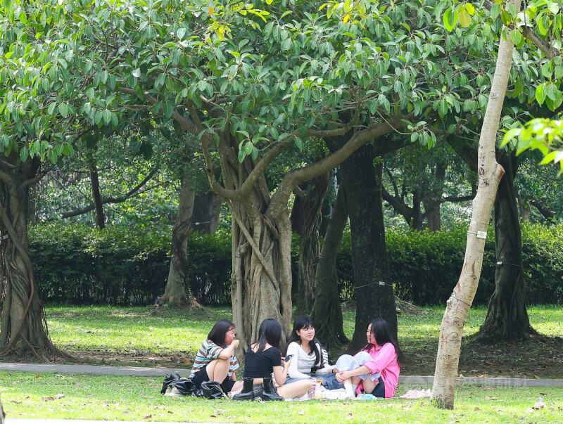 圖為到大安森林公園踏青的民眾。（中央社檔案照片）