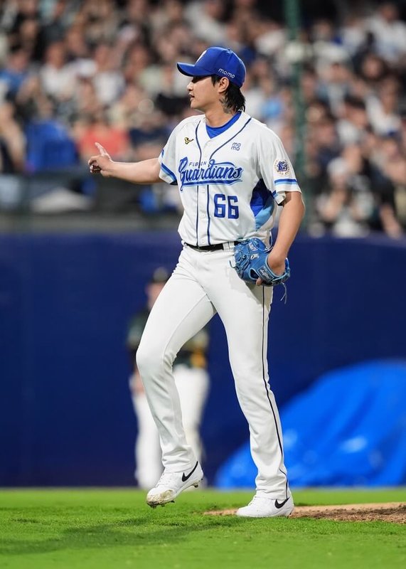 中華職業棒球大聯盟富邦悍將隊投手李東洺28日對台鋼雄鷹隊先發，6局無失分助隊以6比0搶勝，他也提起近期登板繳出穩定表現的原因，主要就是讓控球更穩定，且不刻意追求三振，而是想辦法讓打者打不好。（富邦悍將提供）中央社記者謝靜雯傳真　115年4月28日