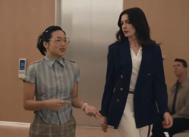 「穿著Prada的惡魔2」預告片中亞裔助理Jin Chao（左）名字及扮相掀起種族歧視爭議。（圖取自20th Century Studios YouTube頻道網頁youtube.com）