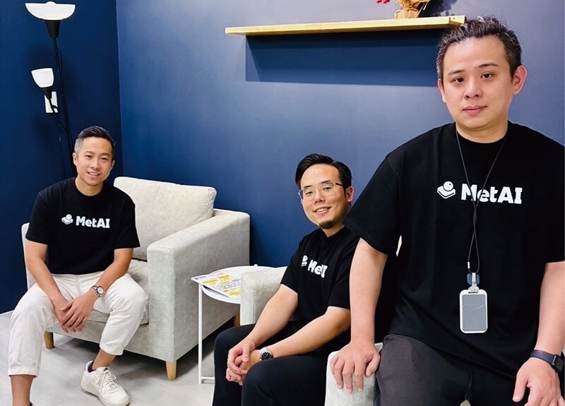 宇見智能創辦人兼技術長徐嘉呈（右）在輝達的鼓勵下創業，與執行長余泰萬（中）、營運長劉大維（左）組成「鐵三角」。（中央社陳政偉）