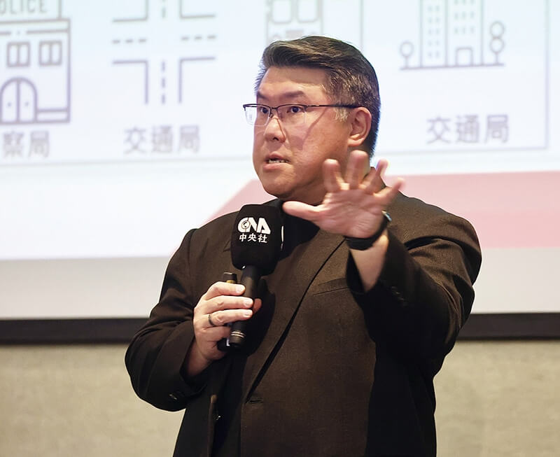 遠傳電信資訊長暨執行副總經理胡德民分享智慧城市的實務經驗。