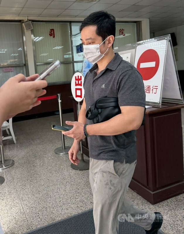 國民黨台北市議員陳重文涉貪案，二審台灣高等法院28日開庭，同案被告康立錡（圖）於庭訊後離開法院。中央社記者劉世怡攝　115年4月28日