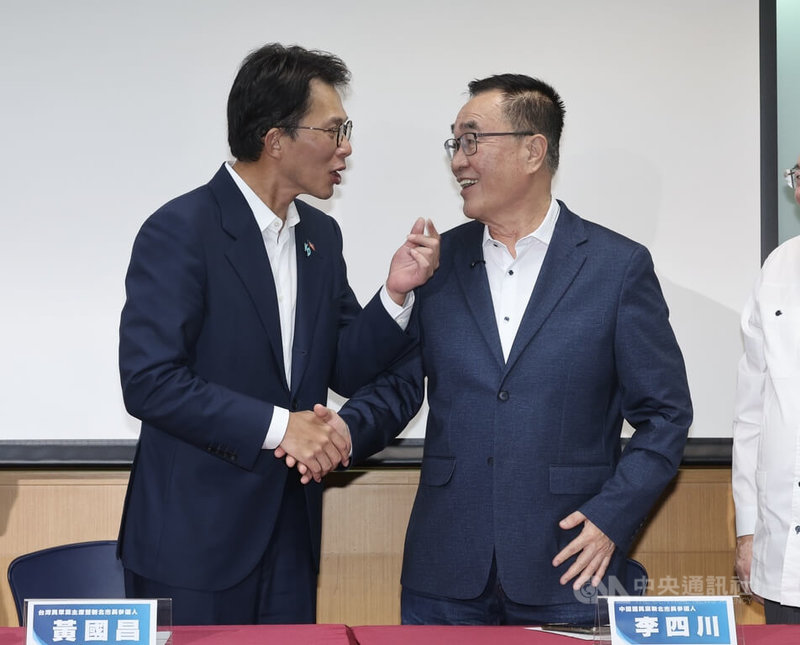 國民黨與民眾黨28日下午舉行「藍白聯合治理新北市長民調結果發布記者會」，宣布由前台北市副市長李四川（右）勝出，將代表藍白參選。左為參與競爭的民眾黨主席黃國昌（左）。中央社記者張皓安攝　115年4月28日