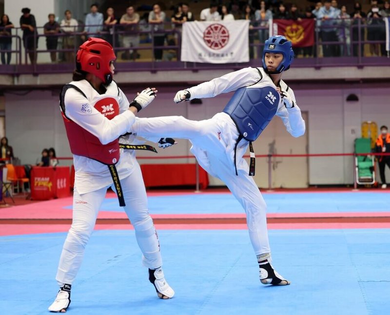 台灣跆拳道名將羅嘉翎（右），28日首度征戰全國大專校院運動會賽場，如願稱霸公開女生組67公斤級，進帳生涯首面全大運金牌。（全大運辦公室提供）中央社記者陳容琛傳真　115年4月28日