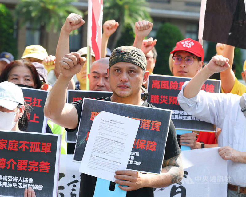 4月28日是國際工殤日，工傷協會與基隆市原住民生活互助協會28日在行政院前舉行記者會，指原住民族勞工長期承擔高危險工作，卻在職災預防、保險納保、教育訓練、即時協助與統計制度上被長期忽視，要求相關單位改善。中央社記者謝佳璋攝  115年4月28日