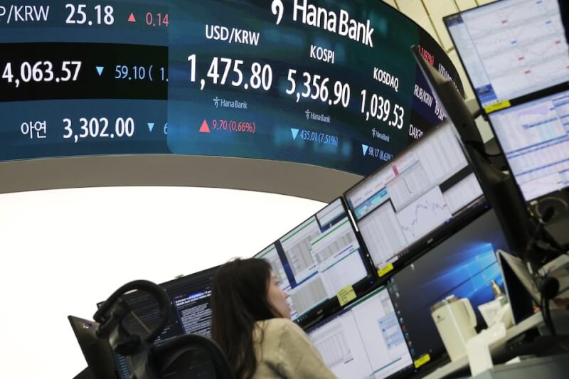 圖為3月韓國首爾一家銀行內的螢幕上顯示韓國綜合股價指數及韓元兌美元匯率。（路透社）