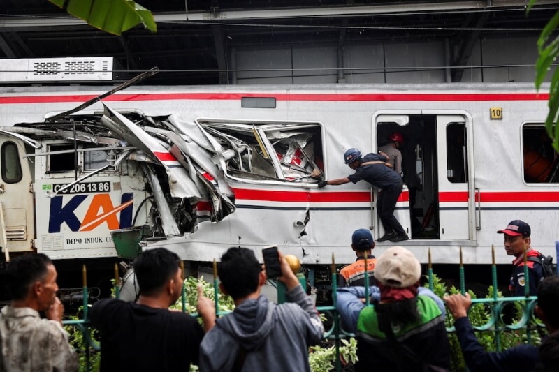 印尼首都附近27日晚間發生長途列車撞上靜止通勤列車的事故。（路透社）