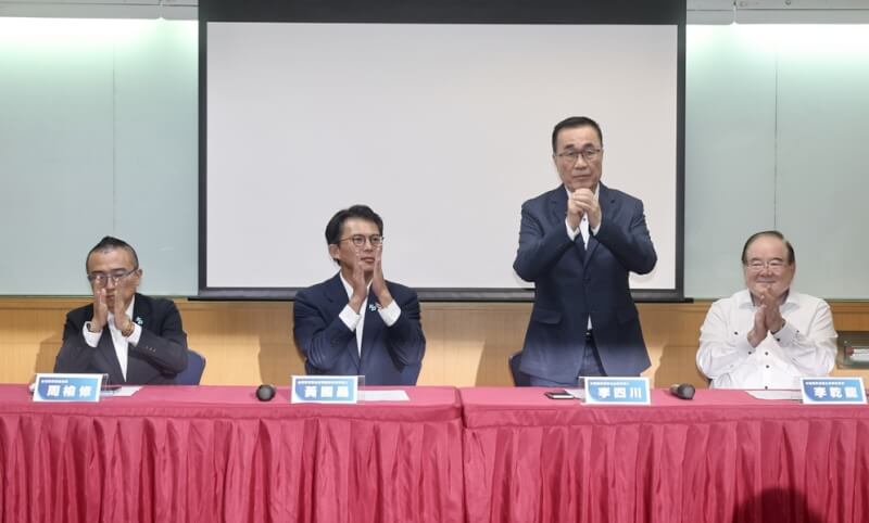 新北市長選舉藍白合民調結果28日出爐，由台北市前副市長李四川（右2）勝出。中央社記者張皓安攝 115年4月28日