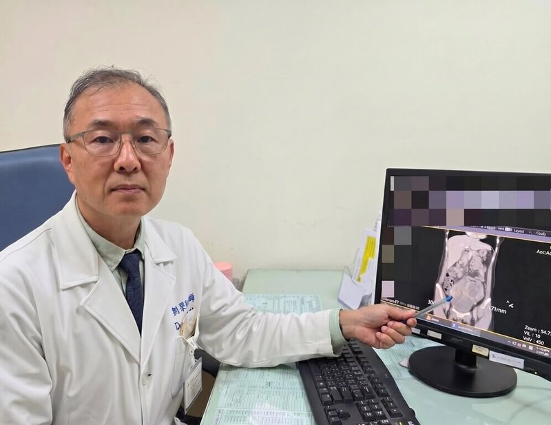 苗栗縣大千綜合醫院婦產科醫師劉榮啟（圖）28日分享案例，一名女子因腸胃不適發現腹部腫瘤，化驗確診同步性子宮內膜癌和卵巢癌，所幸早期發現治療、長期追蹤，現已跨越5年存活期門檻。（大千醫院提供）中央社記者管瑞平傳真　115年4月28日