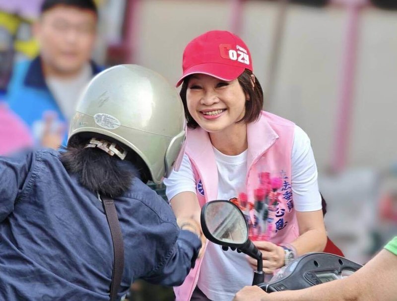 國民黨高雄市長參選人、立委柯志恩（中後）29日發表第3波勞工政策，宣布未來會將派遣、外送員及承攬人員等「非典型勞工」納入法律保障與意外險補助。（柯志恩辦公室提供）中央社記者蔡孟妤傳真　115年4月29日