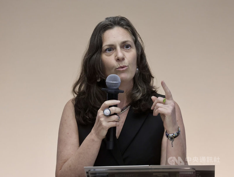 以色列駐台代表游瑪雅（Maya Yaron）指出，身為大屠殺倖存者的第3代，在台灣聽到有人過於隨意輕率地使用「納粹」或「獨裁」這類詞彙，彷彿只是一般的比喻時，會立刻產生強烈反應；這些詞語被輕率使用時，會傷害許多猶太人與以色列人。中央社記者張皓安攝　115年4月29日
