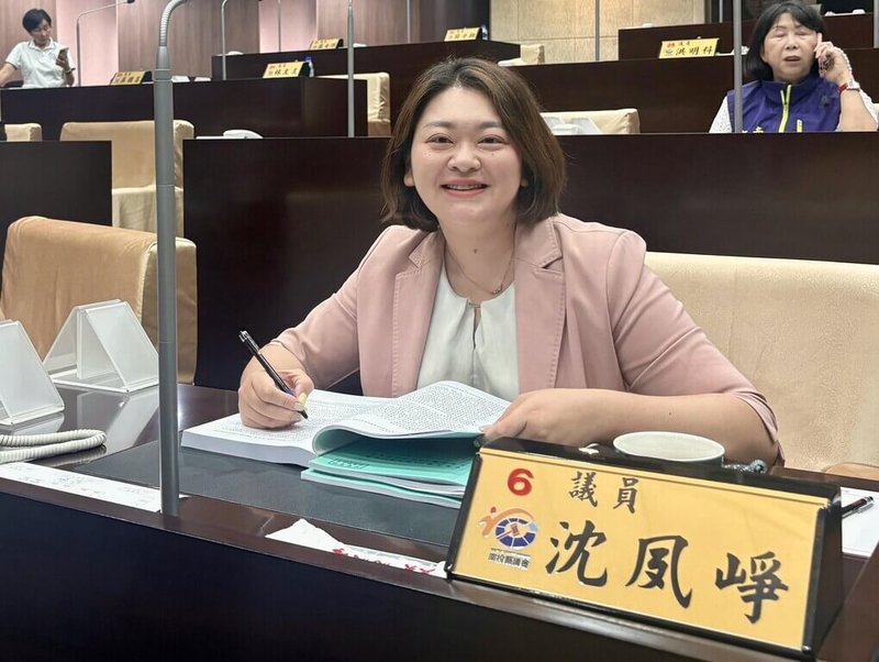 2026兩湖論壇輪由南投縣政府舉辦，民進黨南投縣議員沈夙崢（前）29日於議會指出，縣府花費近新台幣300萬元卻未見實質效益，還背負外界疑慮統戰。（沈夙崢提供）中央社記者蕭博陽南投縣傳真　115年4月29日