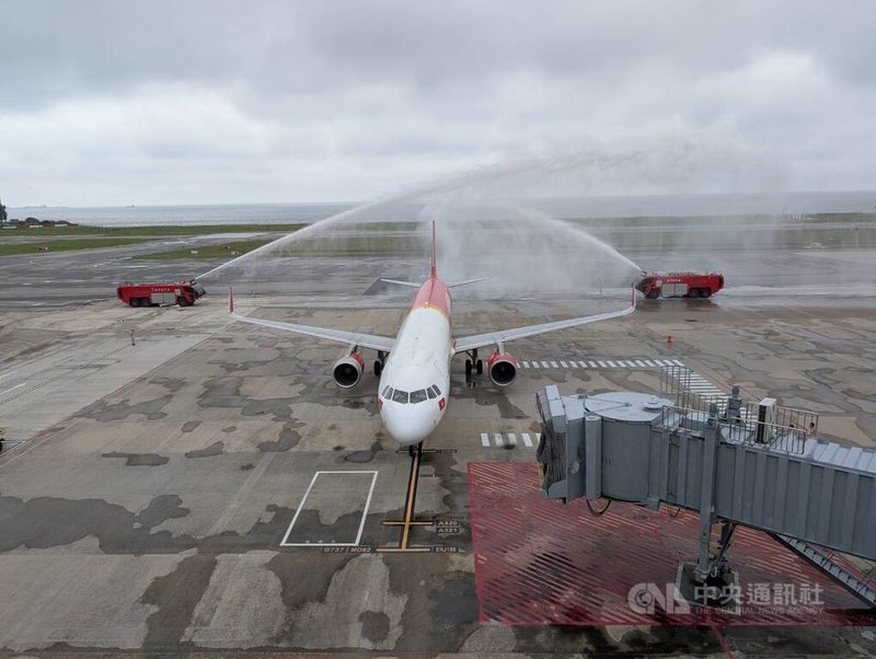 金門縣與越南芽莊直航雙向包機旅遊29日首航，金門尚義機場安排「水門禮」迎賓。中央社記者吳玟嶸攝　115年4月29日