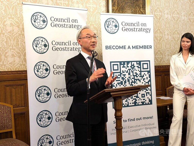 英國智庫「地緣戰略理事會」與駐英國代表處合作，28日晚間在英國國會大廈舉行紀錄片「造山者」放映會。駐英國代表姚金祥在映後酒會表示，台英宜加強科技合作、攜手打造可信賴的國際供應鏈。中央社記者陳韻聿倫敦攝　115年4月29日