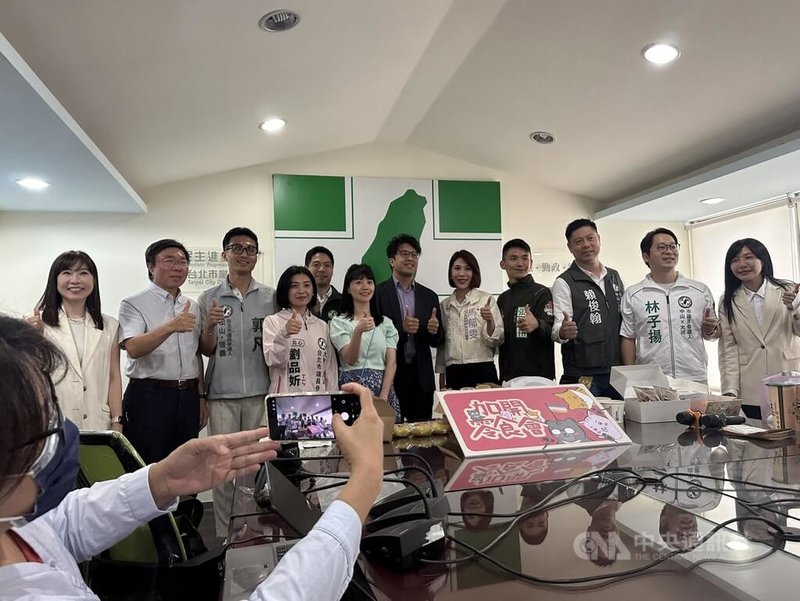 民進黨台北市長熱門人選、立委沈伯洋（右6）29日與投入民進黨台北市黨部主委選舉的立委吳沛憶（右）及多名黨籍新人舉辦零食交流會，由參選新人提供各選區美食，共同喊出「市政新戰力、台北更有力」口號。中央社記者劉建邦攝　115年4月29日