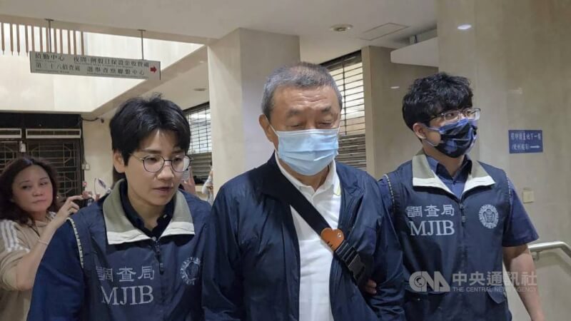 力麗集團總裁郭銓慶（中）涉及內線交易案，台北地檢署28日指揮調查局搜索，並約談郭男等6名被告到案。圖為郭銓慶晚間移送北檢複訊。（中央社檔案照片）