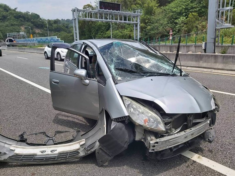一輛自小客車28日中午行駛國道4號東向22.6公里（台中潭子路段），疑因變換車道不當，碰撞另輛自小客車，致該車失控翻覆，駕駛與乘客擦挫傷送醫。（民眾提供）中央社記者趙麗妍傳真　115年4月29日