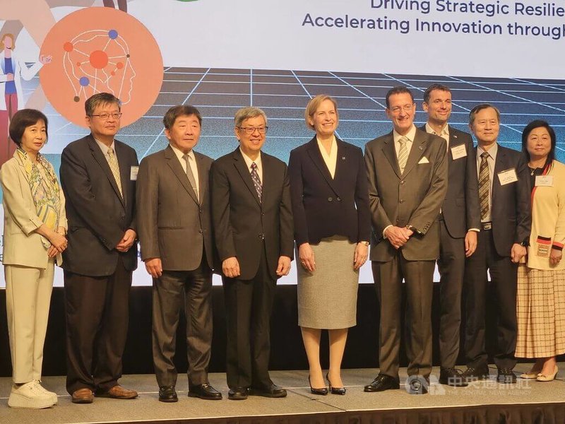 歐洲在台商務協會（ECCT）29日在台北主辦「2026年台歐健康論壇」，前副總統陳建仁（左4）、行政院政務委員陳時中（左3）等人出席與會。中央社記者陳婕翎攝　115年4月29日