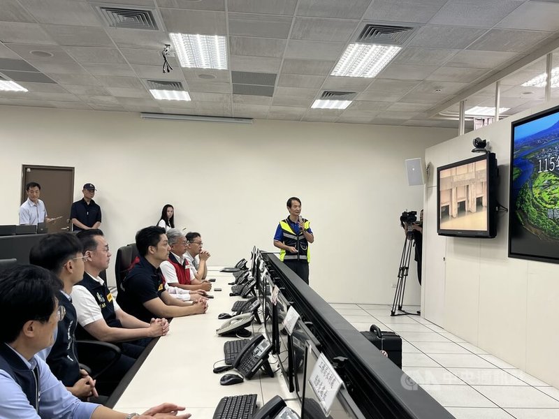 防汛期即將到來，台北市水利處進行115年度防汛搶險演習，台北市長蔣萬安（前排左4）擔任統裁官，在濱江街抽水站總管理中心聽取簡報。中央社記者楊淑閔攝  115年4月29日