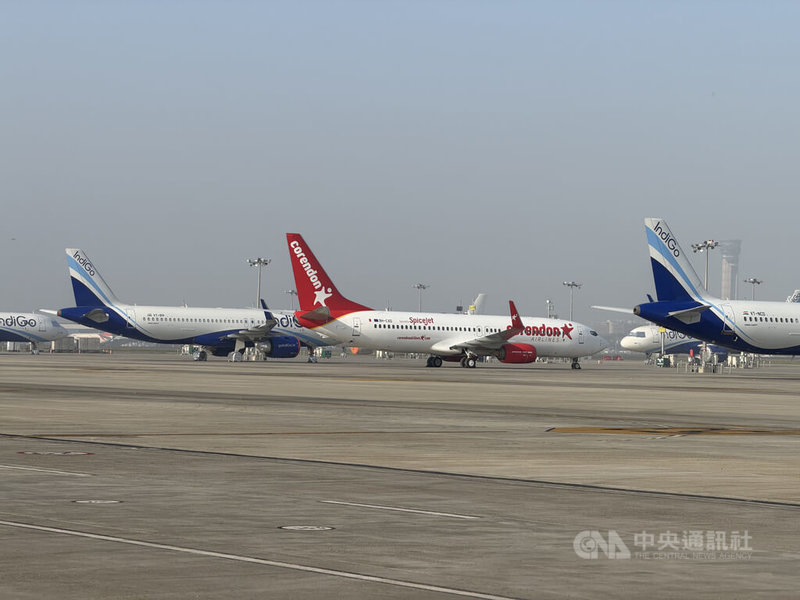 中東戰事導致國際油價飆高，印度媒體報導，多家航空公司表示，由於燃料價格太貴，將面臨停飛危機，要求政府調整航空燃油價格。圖為新德里的機場。中央社記者李晉緯新德里攝  115年4月29日