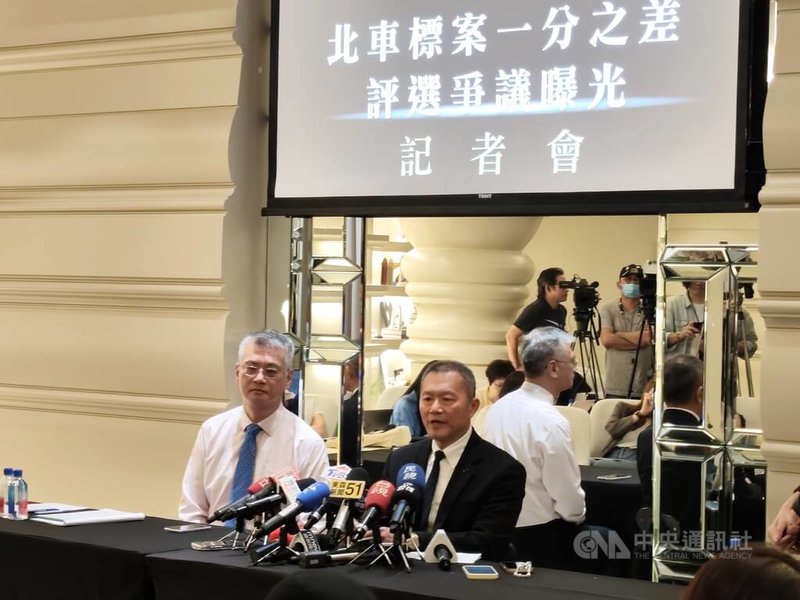 微風集團29日舉辦「北車標案一分之差，評選爭議曝光」記者會。圖為微風集團副總經理高銘頂（右）。中央社記者何秀玲攝　115年4月29日