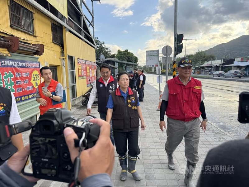 汛期將至，花蓮縣政府30日將在光復鄉舉行馬太鞍溪堰塞湖防災演練，上午為兵棋推演、下午為實地演練，行政院政務委員季連成（前右）出席指導。圖為2025年10月18日由中央災害應邊中心前進協調所舉辦的風神颱風及堰塞湖警報居民疏散撤離演練畫面。前右2為花蓮縣長徐榛蔚。中央社記者張祈攝　115年4月29日