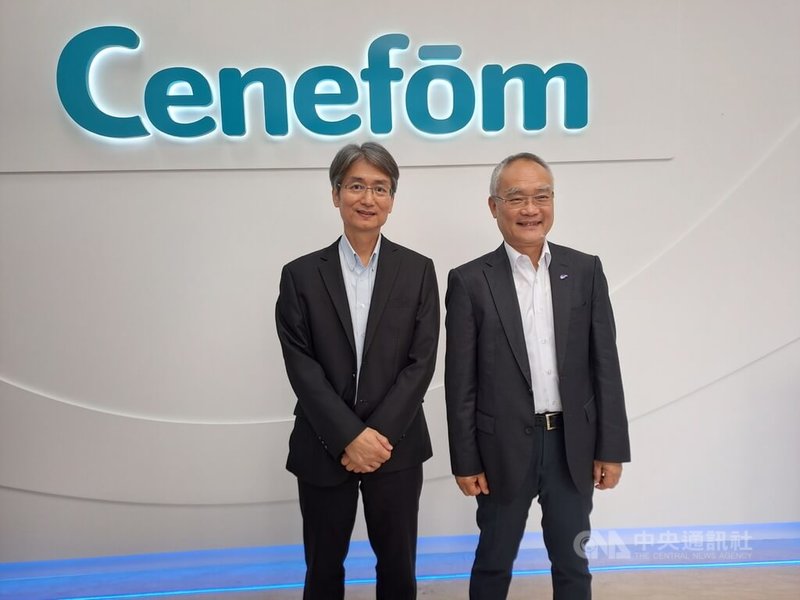 面板偏光片廠明基材轉投資碩晨生醫廣源新廠29日開幕，明基材暨碩晨生醫董事長陳建志（右）表示，首條產線將鎖定半導體製程使用刷輪，已打入國內記憶體大廠，並送樣給晶圓代工大廠認證。左為碩晨總經理徐陳平。中央社記者潘智義攝　115年4月29日