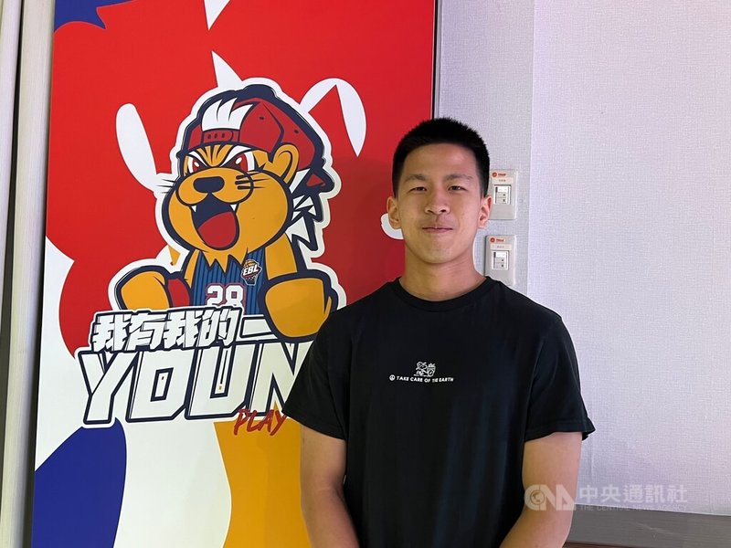 HBL高中籃球聯賽松山高中完成男子組2連霸後，隊長潘彥銘（圖）29日出席活動時透露，將加入大專籃球聯賽UBA強權健行科大，盼助球隊重返男一級4強，同時精進個人進攻能力。中央社記者陳容琛攝　115年4月29日