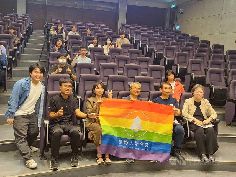 台師大學生會與台師大師資生聯會針對校內師資生進行問卷調查，29日晚間舉行「我先師培了！」教育政策論壇，會中公布調查結果，盼傳達師資生心聲。中央社記者許秩維攝　115年4月29日