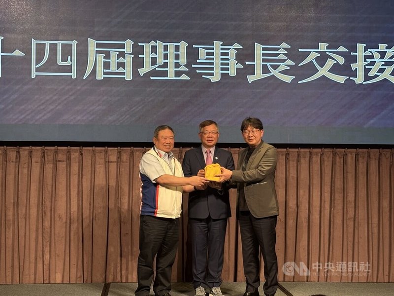 中華民國射箭協會29日舉行理事長交接典禮，新任理事長姚連地（右）從見證人、中華奧會主席蔡家福（中）手中，接過卸任理事長林鴻道（左）交接的印信。中央社記者黎建忠攝　115年4月29日